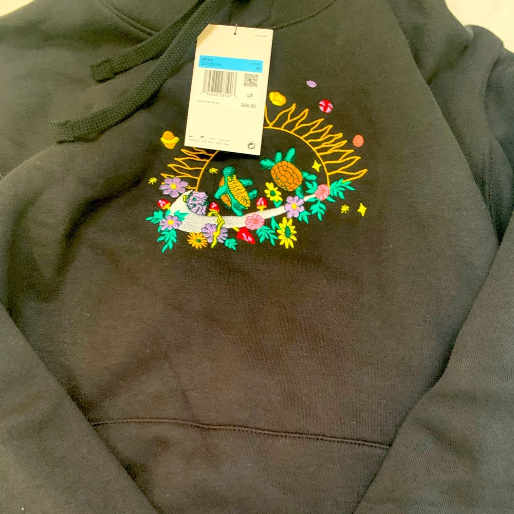 Men brand new with tags Nike hoodie size medium.